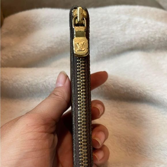 Authentic Louis Vuitton Key Cles in Monogram - Picture 4 of 11